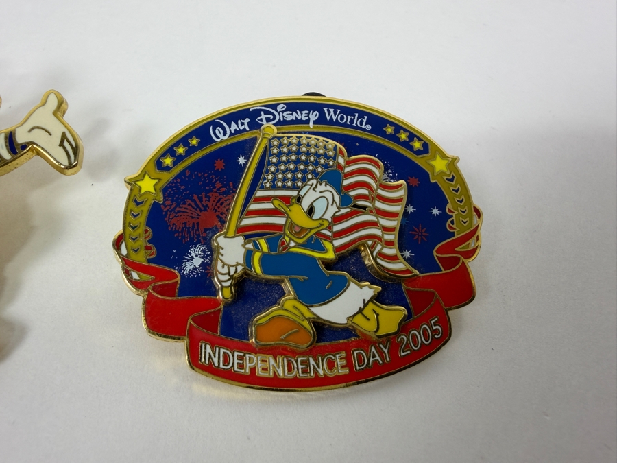 Just Added - Disney Pins: 2003 Magic Kingdom 4th Of July LE 2000, 2005 WDW Independence Day LE 3000, 2001 DCA Grizzly Peak 4th Of July LE 2400, And 2008 DLR Daisy Duck Statue Of Liberty LE 500 Enamel Pin Set [Photo 4]