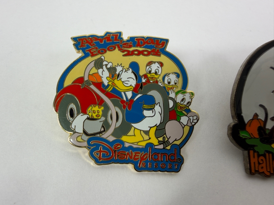 Just Added - Disneyland Resort 2004 April Fool’s Day Donald Duck LE 2000, 2002 Halloween Donald Ghost LE 2000, 2006 St. Patrick’s Day Scrooge McDuck LE 1000, And 2007 St. Patrick’s Day Donald Duck Fiddle LE 750 Enamel Pin Collection [Photo 4]