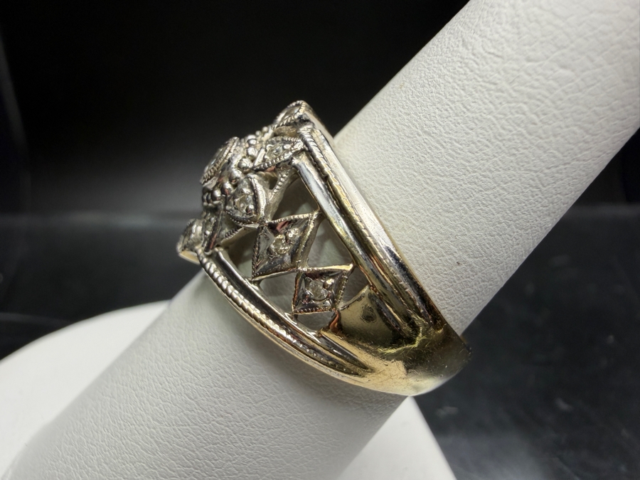 18k Gold Diamond Ring With (1) 1.8mm Round Brilliant (RB) Cut Diamond, (2) 1.5mm RB Diamonds And (10) .8mm RB Diamonds Est. .10cttw Size 7.75 7.0g Retails $3,600 [Photo 4]