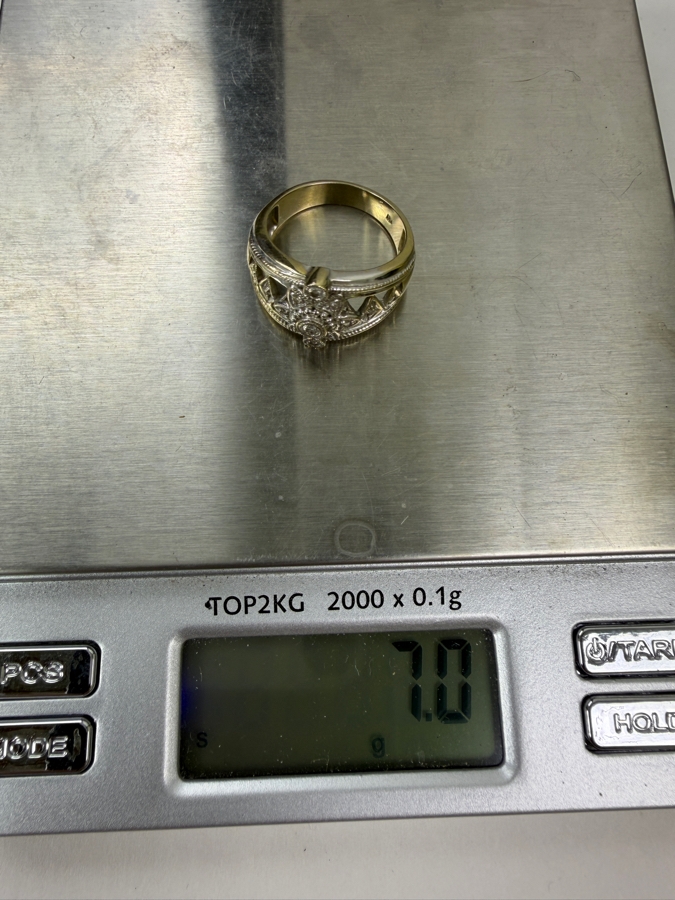 18k Gold Diamond Ring With (1) 1.8mm Round Brilliant (RB) Cut Diamond, (2) 1.5mm RB Diamonds And (10) .8mm RB Diamonds Est. .10cttw Size 7.75 7.0g Retails $3,600 [Photo 8]