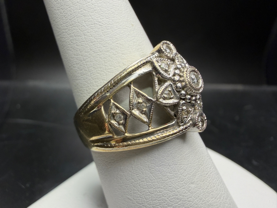 18k Gold Diamond Ring With (1) 1.8mm Round Brilliant (RB) Cut Diamond, (2) 1.5mm RB Diamonds And (10) .8mm RB Diamonds Est. .10cttw Size 7.75 7.0g Retails $3,600 [Photo 3]