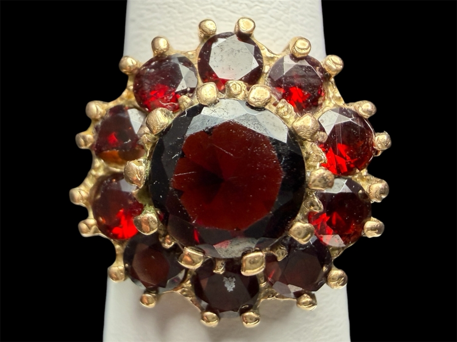 9k Gold Garnet Ring With (1) 7.2mm Garnet And (10) 3mm Round Garnets Size 4 4.5g Retails $1,000