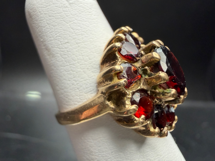 9k Gold Garnet Ring With (1) 7.2mm Garnet And (10) 3mm Round Garnets Size 4 4.5g Retails $1,000 [Photo 4]