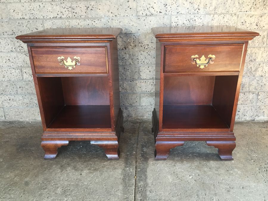 Pair of Vintage Mahogany Night Stands by Hungerford Memphis [Photo 1]
