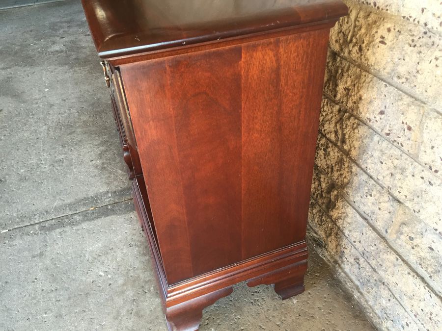 Pair of Vintage Mahogany Night Stands by Hungerford Memphis [Photo 6]