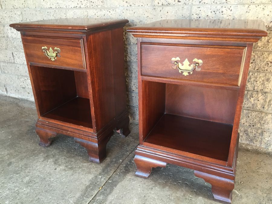 Pair of Vintage Mahogany Night Stands by Hungerford Memphis [Photo 4]