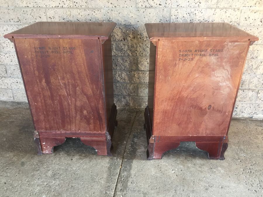 Pair of Vintage Mahogany Night Stands by Hungerford Memphis [Photo 9]