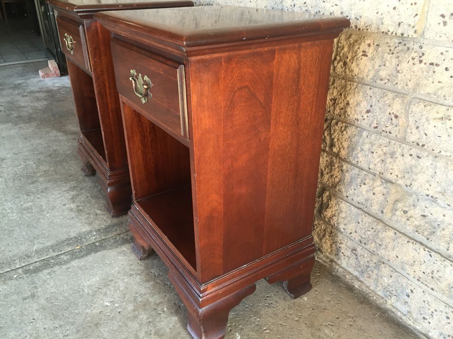 Pair of Vintage Mahogany Night Stands by Hungerford Memphis [Photo 5]
