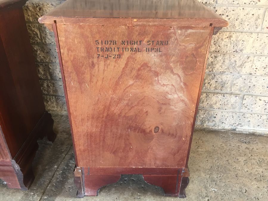 Pair of Vintage Mahogany Night Stands by Hungerford Memphis [Photo 10]