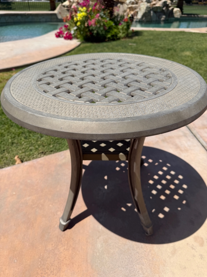 Round Cast Aluminum Outdoor Patio Side Table With Decorative Basket-Weave Top And Curved Legs 20'W X 19'H