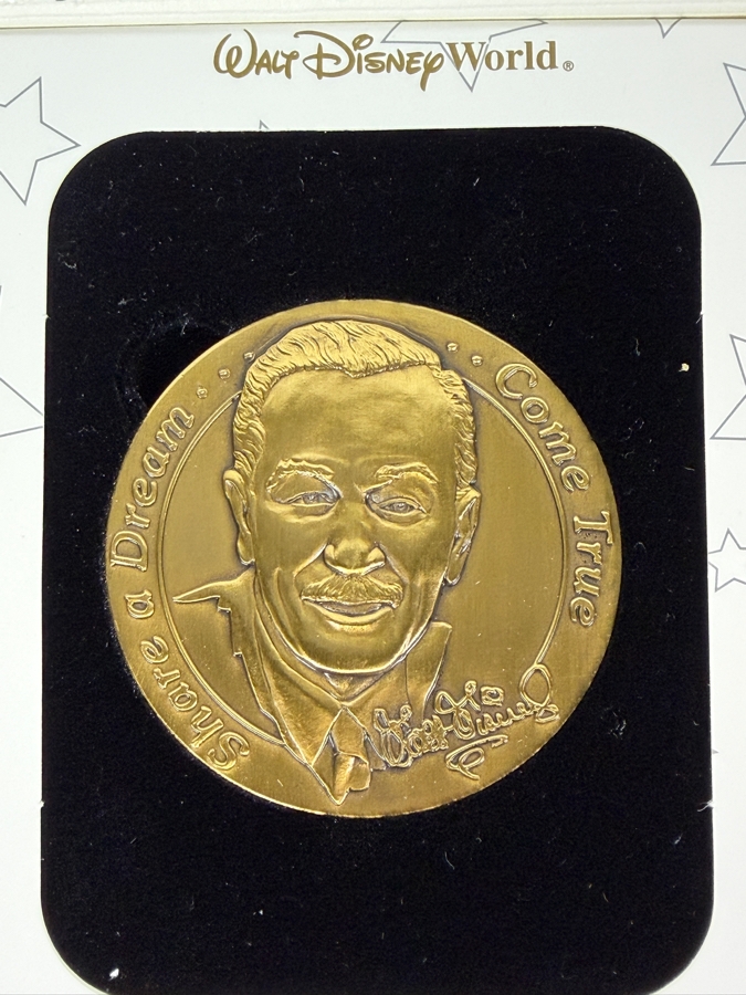 2001 Walt Disney World Cast Member Holiday Gift Walt Disney Bronze Medallion With Appreciation Card [Photo 3]