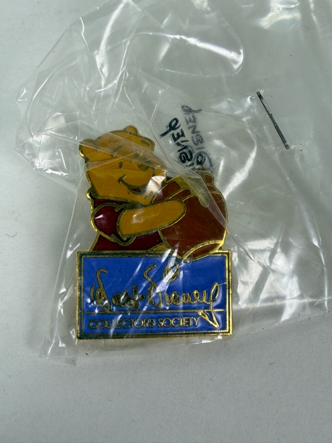 Walt Disney Classics Collection Winnie The Pooh 'Time For Something Sweet' 1996 Member Figurine 3.5'H With COA And Pin [Photo 4]