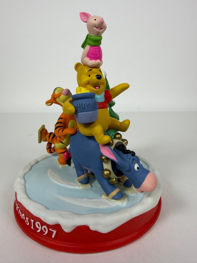 Disney Grolier Christmas 1997 'Pooh's Skating Party' Winnie Tigger Piglet And Eeyore Figurine 8'H [Photo 3]