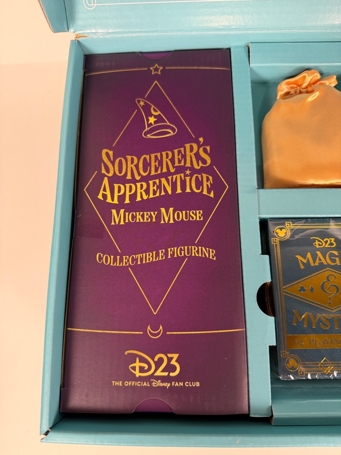 Disney D23 Magic & Mystery Exclusive Gold Member Collector Gift Set 2024 [Photo 4]