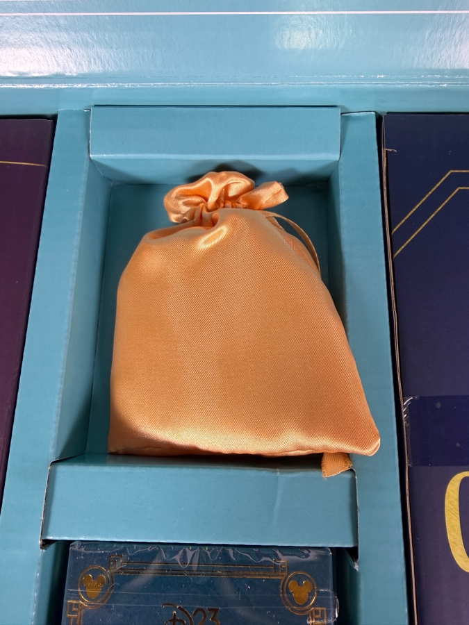 Disney D23 Magic & Mystery Exclusive Gold Member Collector Gift Set 2024 [Photo 7]