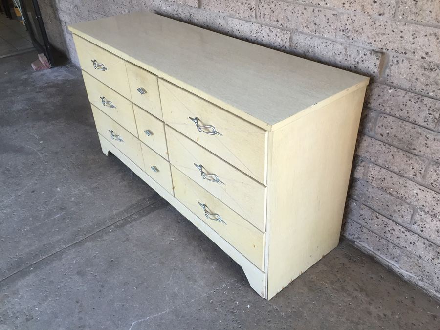 Retro Dresser [Photo 2]