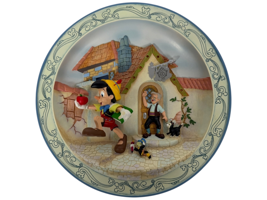 Disney Animated Classics Pinocchio - 1940 3D Collector Plate 8.5'W