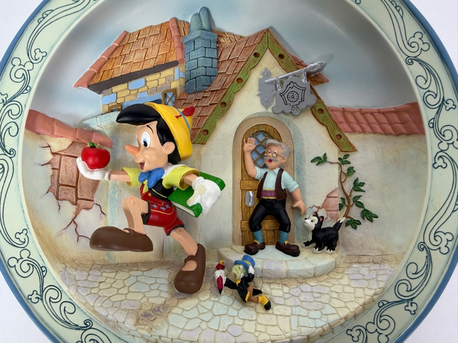 Disney Animated Classics Pinocchio - 1940 3D Collector Plate 8.5'W [Photo 2]