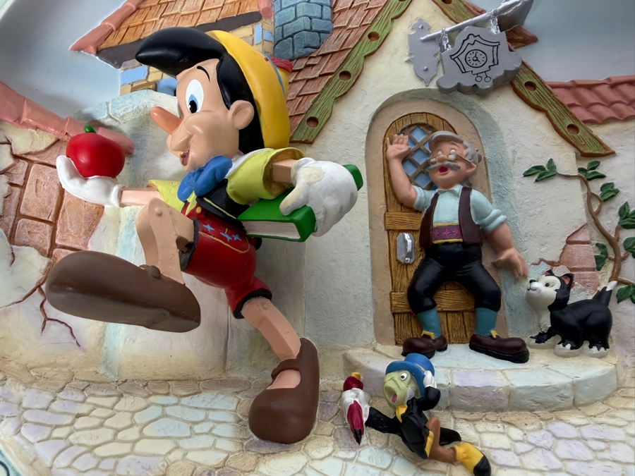 Disney Animated Classics Pinocchio - 1940 3D Collector Plate 8.5'W [Photo 3]