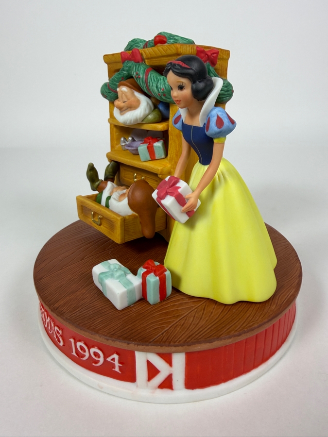 Vintage Disney Grolier Limited Edition 6,649/25,000 Worldwide 1994 Christmas Snow White, Happy, and Dopey Porcelain Figurine 6'H [Photo 2]