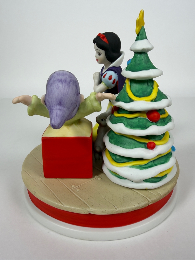 Vintage Disney Grolier Limited Edition 12,065/15,000 Worldwide 1987 Snow White's Surprise Snow White And Dopey Porcelain Figurine Designed By Walt Disney Artists 6'H [Photo 4]