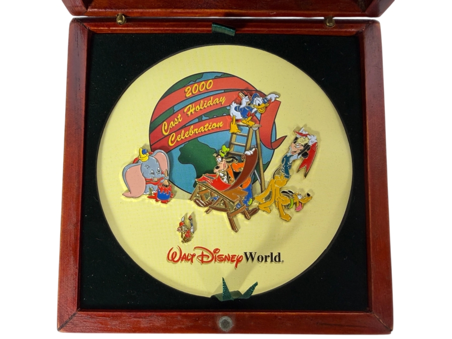 Vintage 2000 Walt Disney World Cast Holiday Celebration Large Commemorative Jumbo Pin Set In Original Mahogany Wood Presentation Box 6'H