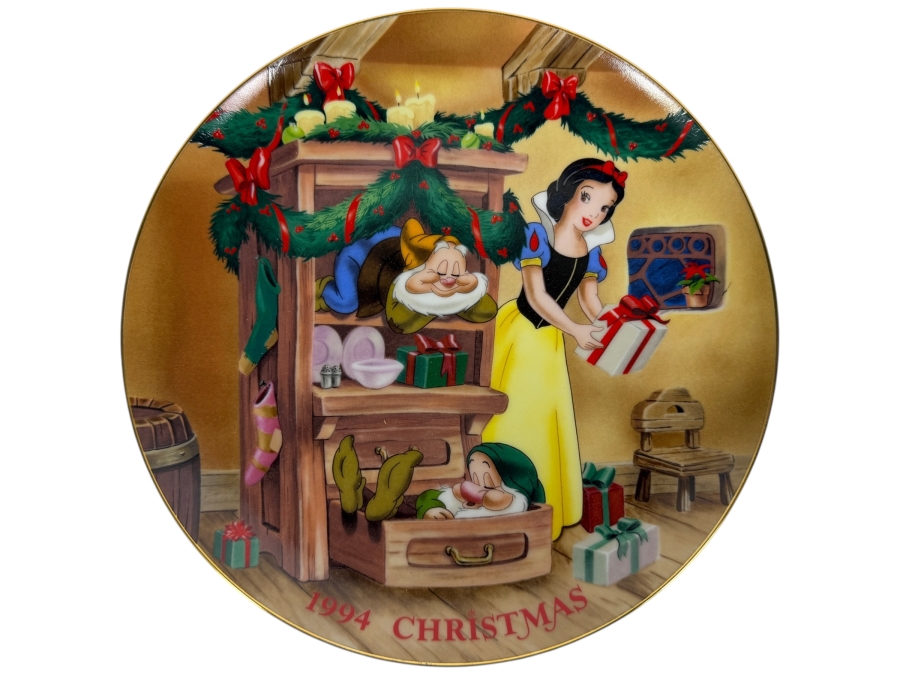 Vintage Grolier 1994 Christmas Snow White And The Seven Dwarfs Limited Edition 21,151/50,000 Fine Porcelain Collector Plate Featuring Sleepy And Dopey In A Holiday Scene 8'H