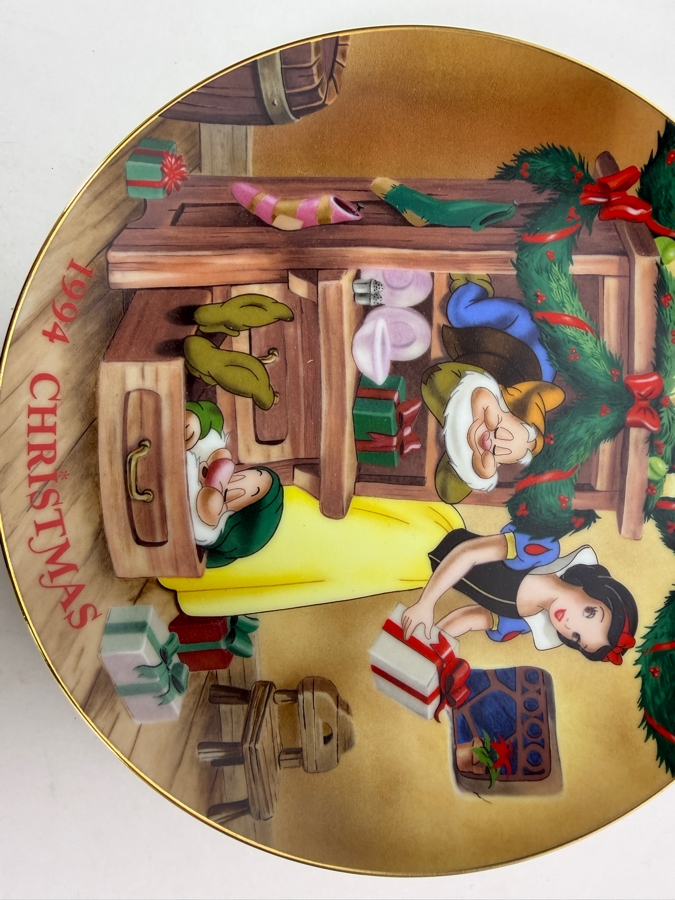 Vintage Grolier 1994 Christmas Snow White And The Seven Dwarfs Limited Edition 21,151/50,000 Fine Porcelain Collector Plate Featuring Sleepy And Dopey In A Holiday Scene 8'H [Photo 2]