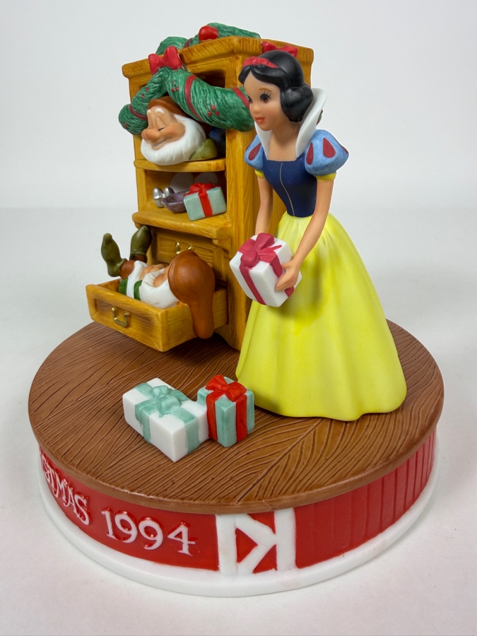 Vintage Disney Grolier Limited Edition 6,455/25,000 Worldwide 1994 Christmas Snow White, Happy, And Dopey Porcelain Figurine 6'H [Photo 4]