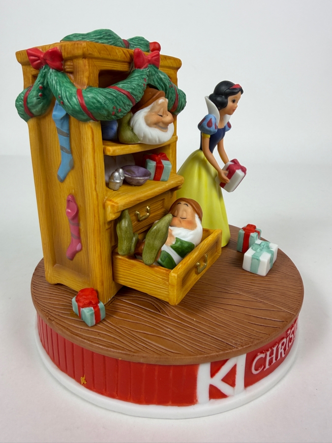 Vintage Disney Grolier Limited Edition 6,455/25,000 Worldwide 1994 Christmas Snow White, Happy, And Dopey Porcelain Figurine 6'H [Photo 3]
