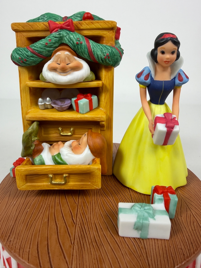 Vintage Disney Grolier Limited Edition 6,455/25,000 Worldwide 1994 Christmas Snow White, Happy, And Dopey Porcelain Figurine 6'H [Photo 2]
