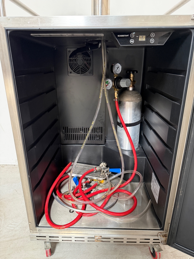 EdgeStar Kegerator Cooler Outdoor Double Tap Model BR7000SSOD 24W X 27D X 60H [Photo 5]