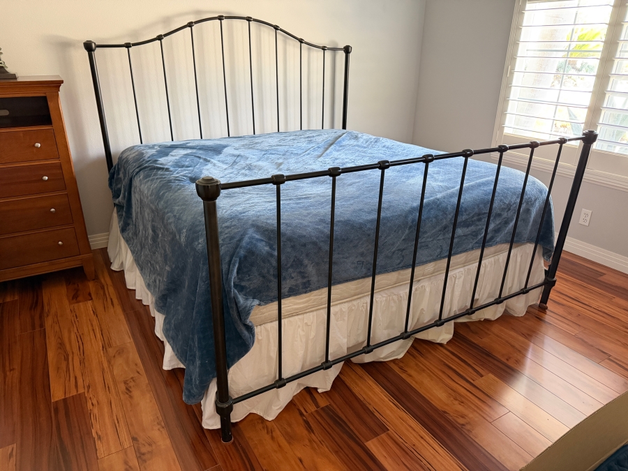 Just Added - Metal Garden Cal King Bed With Arched Headboard (Mattress, Boxspring And Bedding Not Included) 78 X 80
