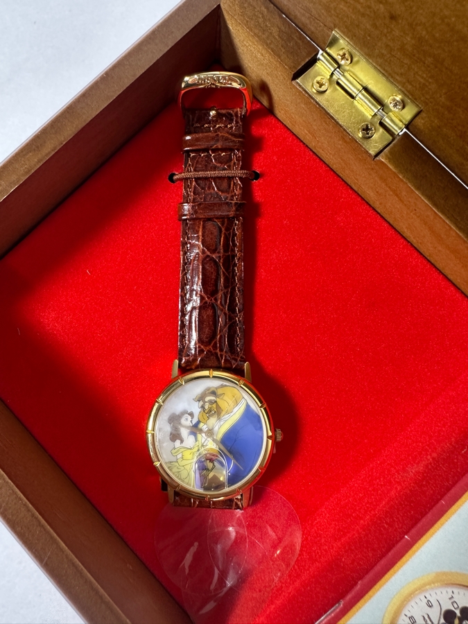 Disney Collectors Club Series V Snow White Limited Edition Fossil Watch And Music Box With Commemorative Mickey Pin [Photo 3]