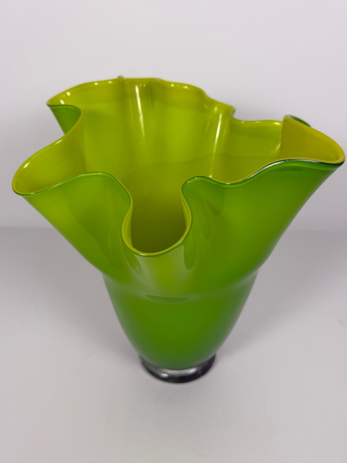Just Added - Gorgeous Designs Art Glass Handkerchief Vase 10'H [Photo 3]
