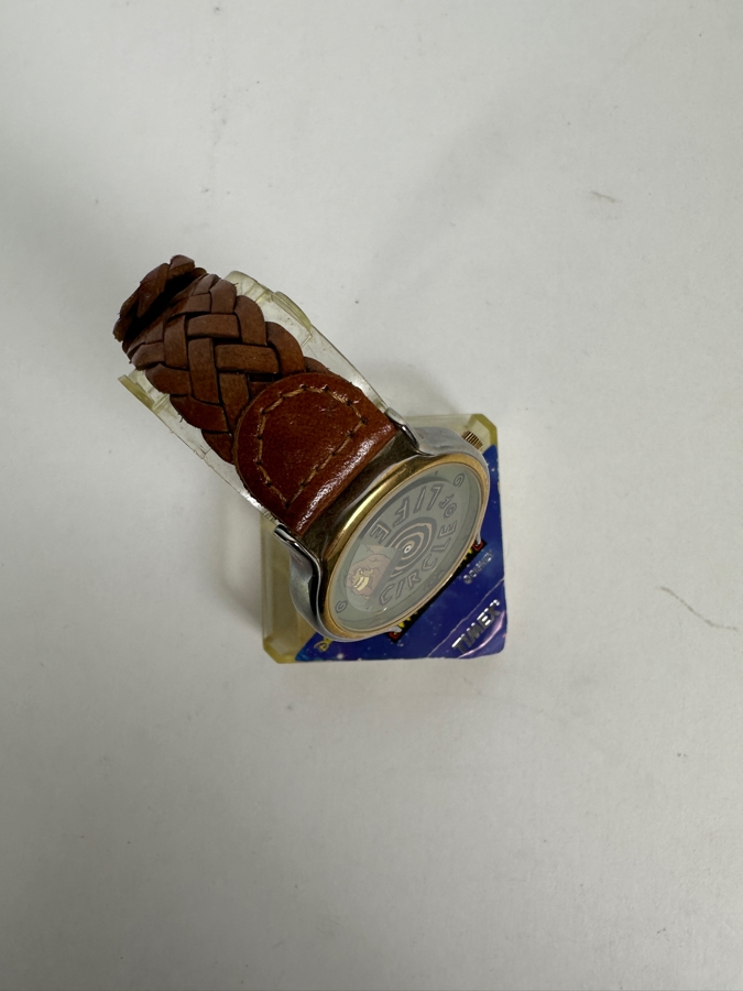 Disney The Lion King Timex Circle Of Life Rotating Mufasa Wristwatch With Original Stand

 [Photo 2]