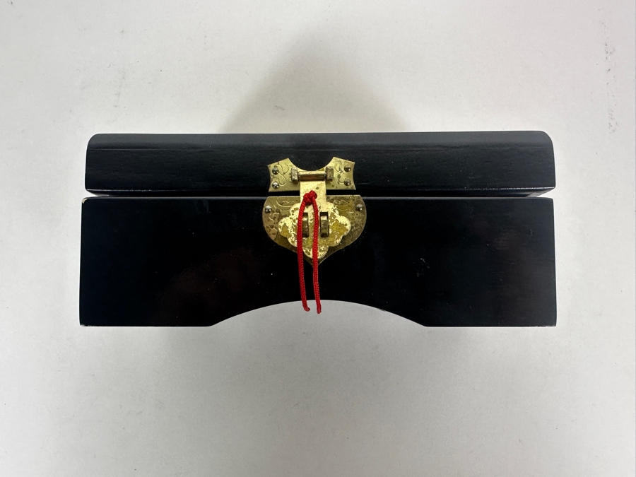 Disney Mulan Limited Edition Fossil Watch With Mushu Dial Coin Accent And Lacquered Wood Display Box [Photo 7]
