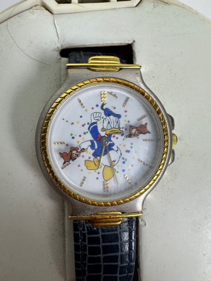 Disney Donald Duck 60th Anniversary Limited Edition Fossil Watch With Commemorative Display Case [Photo 3]