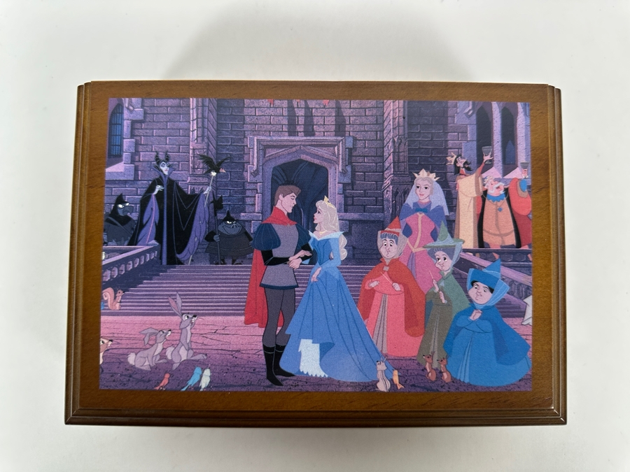 Disney Sleeping Beauty Aurora And Phillip Watch Collectors Club Series V Wristwatch With Music Box And Bonus Pocket Watch [Photo 5]