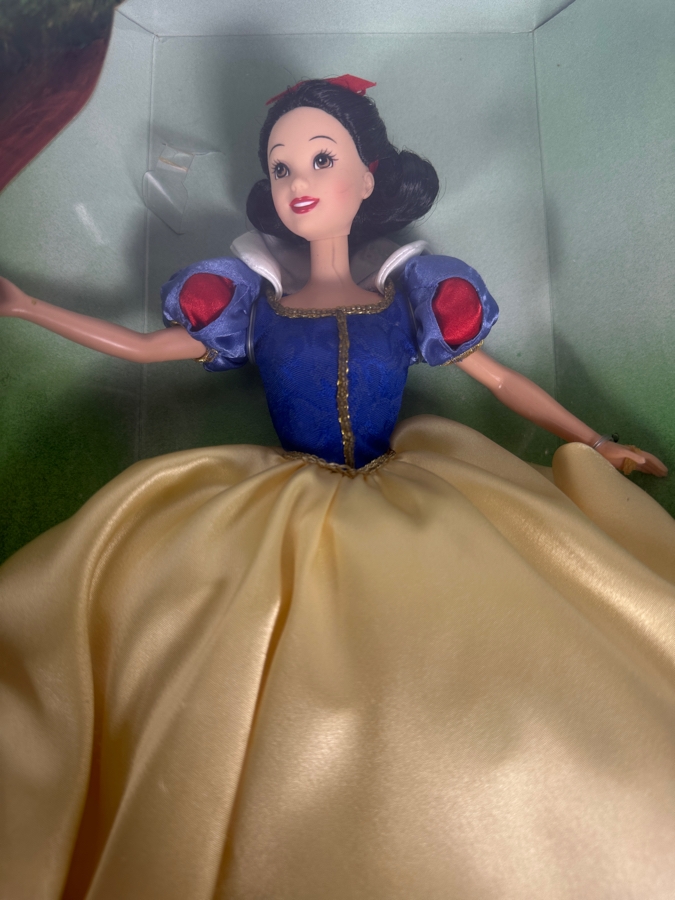 Disney Snow White And The Seven Dwarfs 60th Anniversary The Signature Collection Limited Edition Mattel  Barbie Doll [Photo 3]