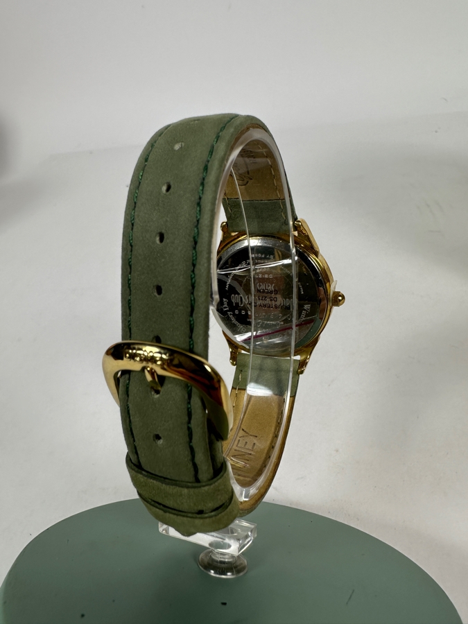 Disney Winnie The Pooh And The Blustery Day Watch Collectors Club Series VI Fossil Limited Edition Watch With Green Ceramic Hunny Pot Display Case [Photo 3]