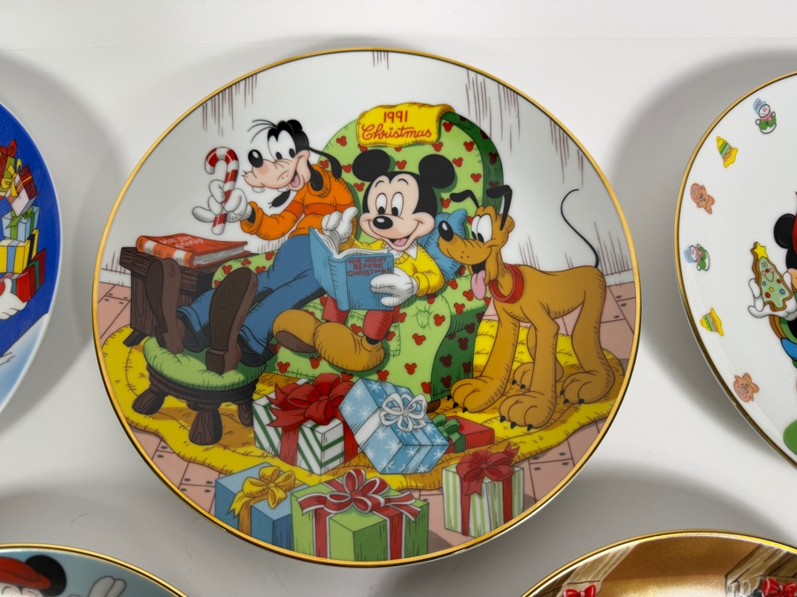 Just Added - (5) Grolier Collectibles Disney Christmas Collector Plates - Artwork By The Walt Disney Company 8.5'W [Photo 3]