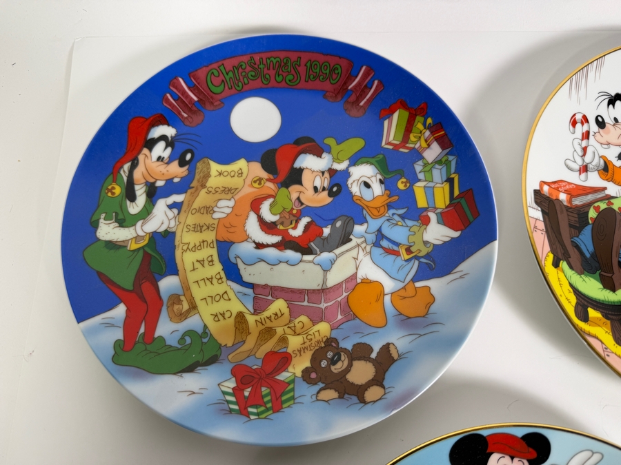 Just Added - (5) Grolier Collectibles Disney Christmas Collector Plates - Artwork By The Walt Disney Company 8.5'W [Photo 2]