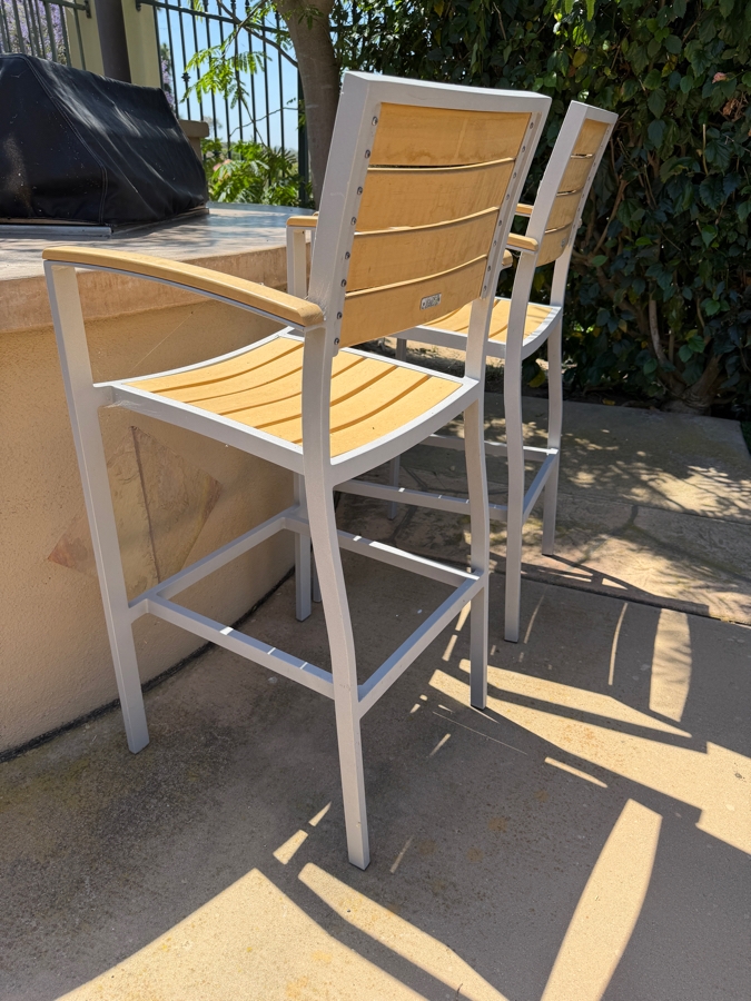 Pair Of Ivy Terrace Aluminum Barstools 30' Seat Height [Photo 4]