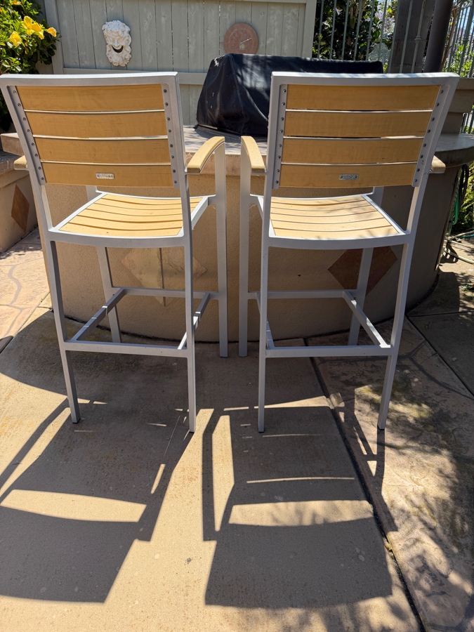 Pair Of Ivy Terrace Aluminum Barstools 30' Seat Height [Photo 3]