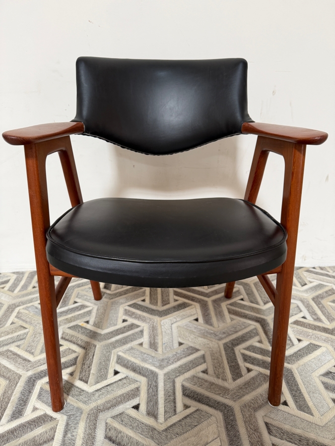 Danish Mid-Century Modern 'Elbow' Armchair Designed By Erik Kirkegaard For Høng Stolefabrik 24.5W X 24D X 32.5H [Photo 3]