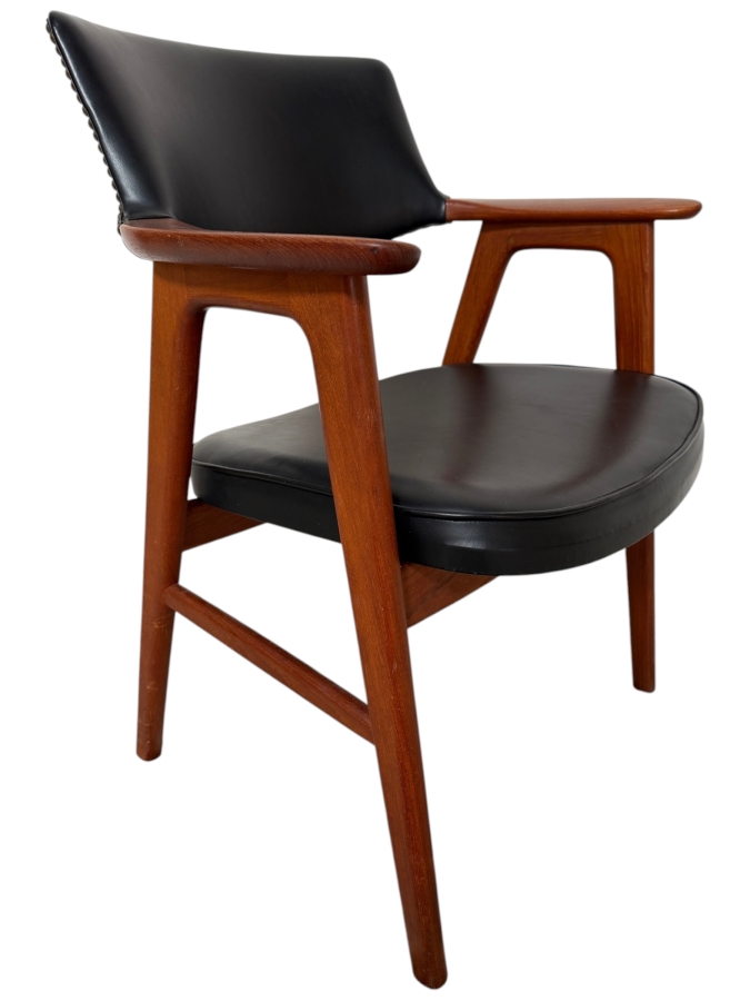 Danish Mid-Century Modern 'Elbow' Armchair Designed By Erik Kirkegaard For Høng Stolefabrik 24.5W X 24D X 32.5H