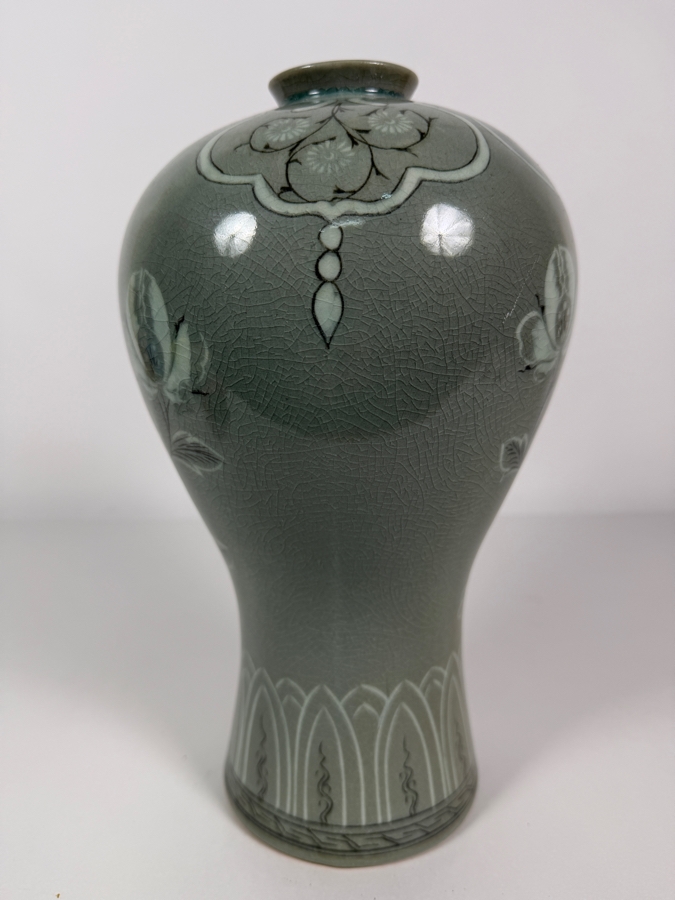Vintage Kwangsong Kiln Korean Celadon Inlaid Maebyong Floral Crackle Glaze Porcelain Vase, 11.5'H [Photo 3]