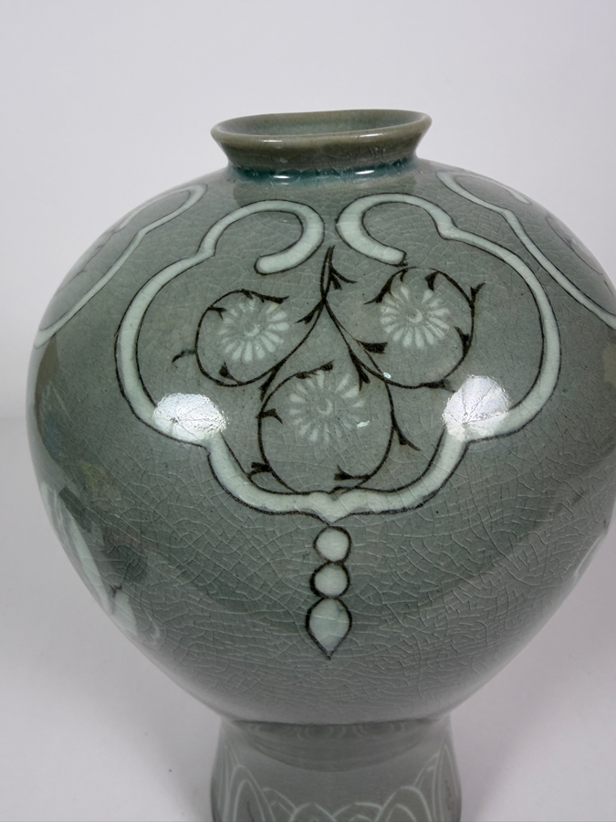 Vintage Kwangsong Kiln Korean Celadon Inlaid Maebyong Floral Crackle Glaze Porcelain Vase, 11.5'H [Photo 4]