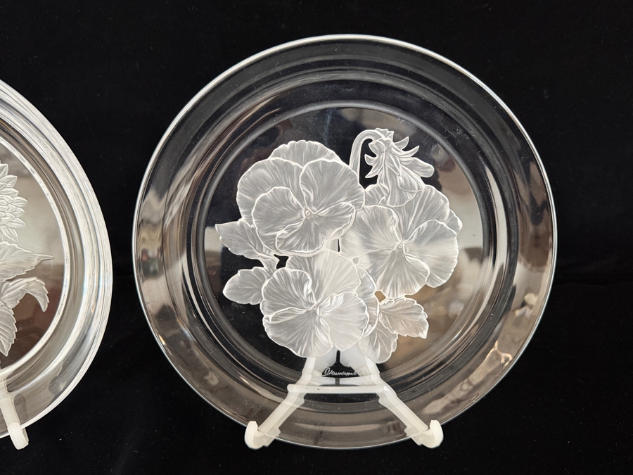Hoya Crystal Flower Of The Month Collector Plates Set, Frosted Intaglio Dahlia And Pansy Botanical Designs Signed By T. Yamamoto, Made In Japan, 8.25'H [Photo 3]
